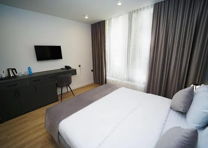 B&M Hotel