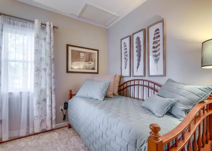Quiet Plymouth Cottage On Great South Pond!