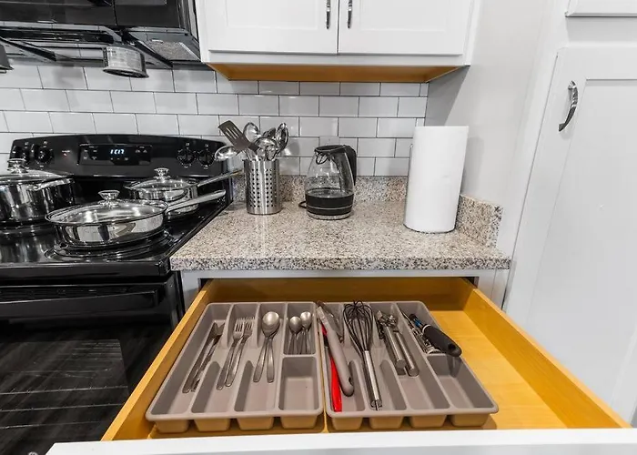 Sophisticated 3Bd/2Ba Retreat: Pool, Gym, Laundry