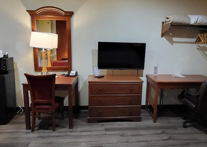Super 8 By Wyndham Canton/Livonia Area