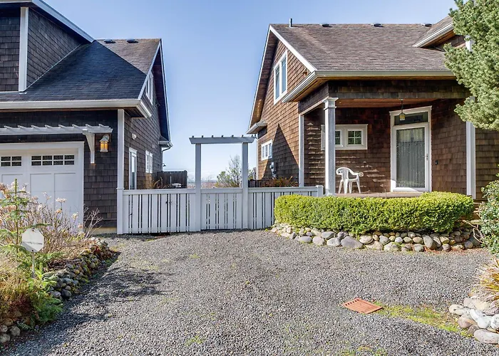 Oceanfront Moclips Escape W/ Deck & Beach Access!