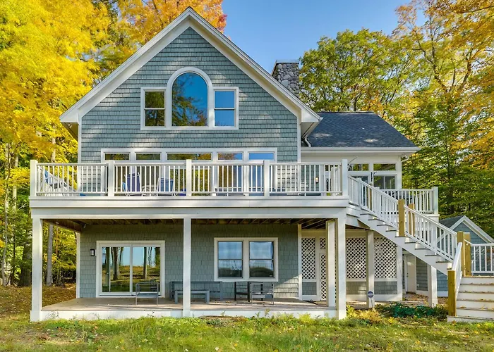 Spacious Cottage On Lake Michigan: Stunning Views!