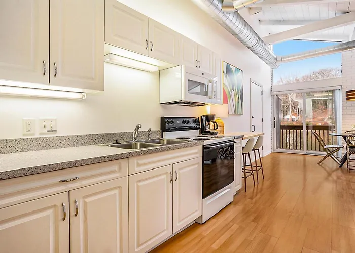 Riverside Suites - Unit B