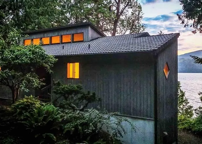 Waterfront Retreat With Fireplace, Hot Tub & Sauna