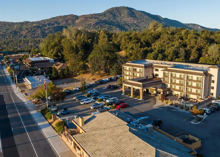 Yosemite Southgate Hotel & Suites
