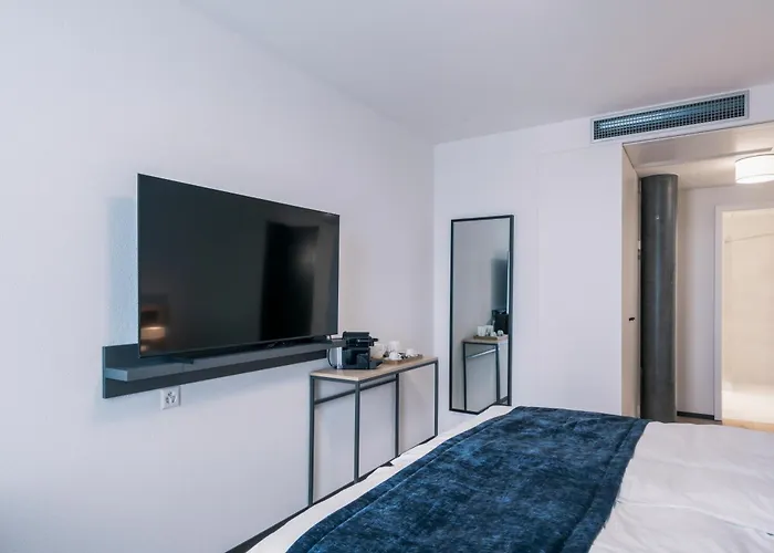 Yparc Hotel, Forum
