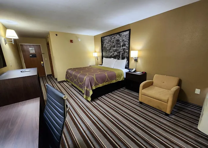 Super 8 By Wyndham Pine Bluff