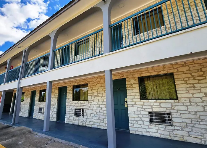 Scottish Inn & Suites