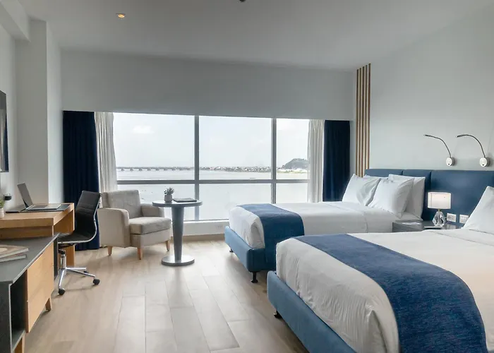 Wyndham Guayaquil, Puerto Santa Ana