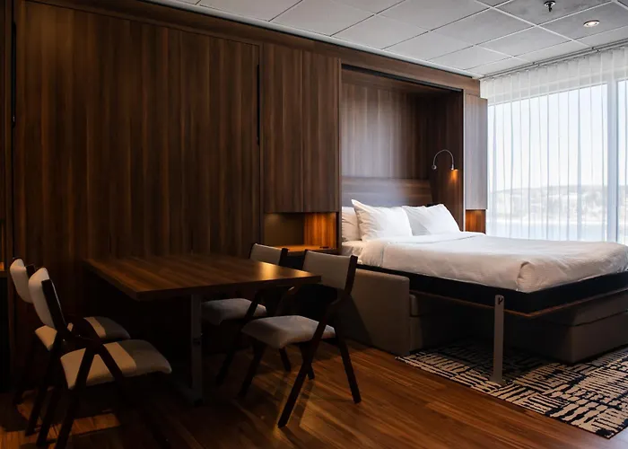 Hotel Chicoutimi, Affilie A Hyvi