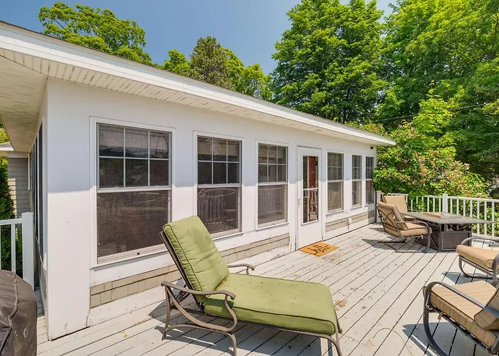 Cozy Michigan Retreat W/ Deck & Gas Grill!