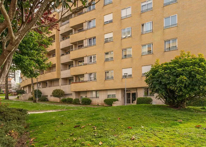 Spacious 2Br Apt With Free Parking In Porto
