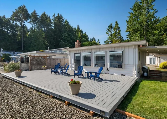 116 - Inviting Waterfront Haven Bbq