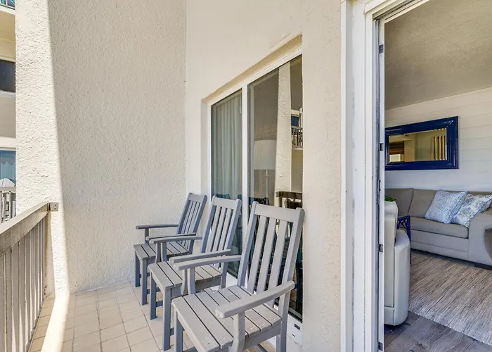 Beachfront Panama City Condo W/ Balcony + Views!