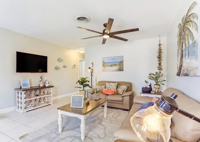 Jensen Beach Home: Walk To Beach Access!