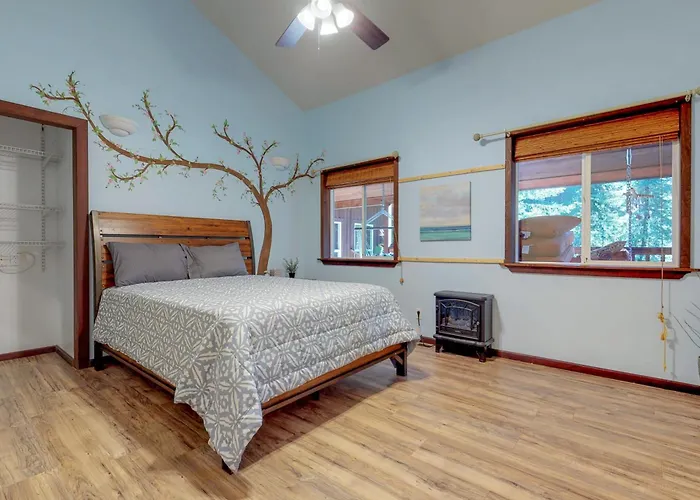 Tree-Lined Home With Hot Tub Firepit & Large Yard