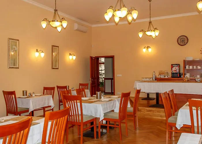 Pannon Hotel Maganparkoloval, With Private Parking Lot, Bejelentkezes 20 Oraig,Check-In Until 20 O'Clock