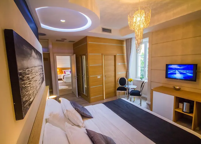 Peninsula Luxury Rooms