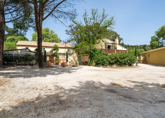 Logis Hotel Le Chene Vert