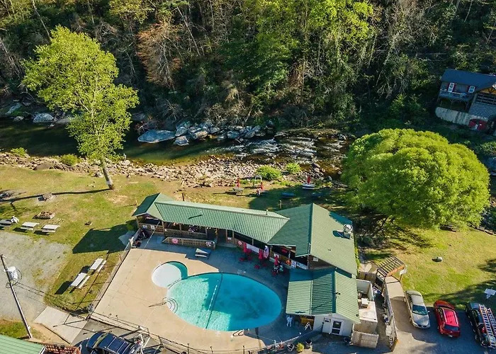 Geneva Hotel & Tiki Bar