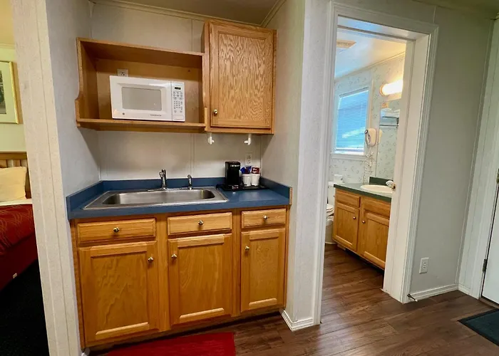 Rodeway Inn & Suites Brunswick Near Hwy 1