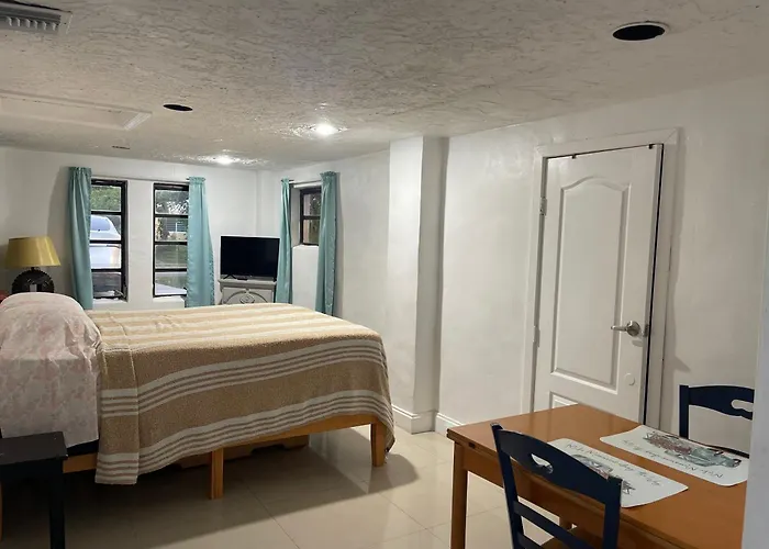 Cheerful Private Room 2 Miles Away From Sunny Isles Beach