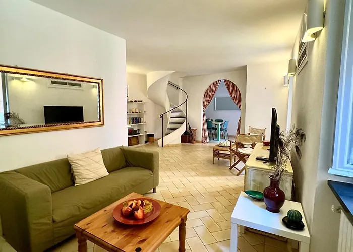 Casa • Paraggi •