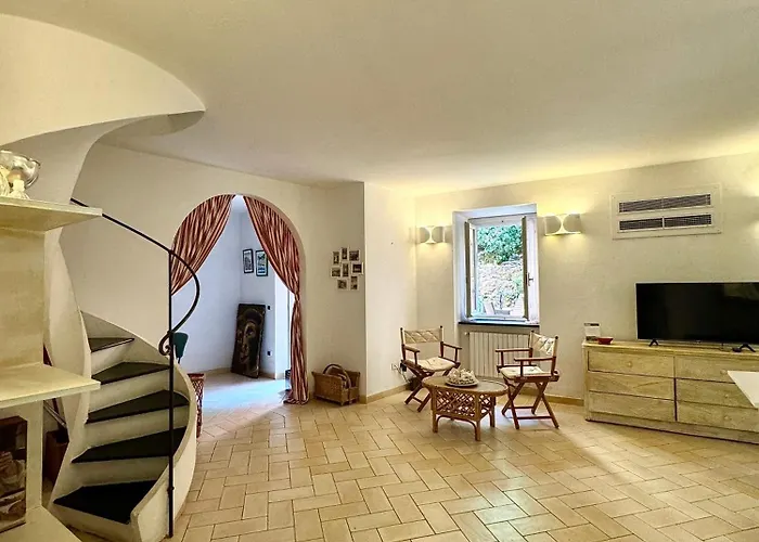 Casa • Paraggi •