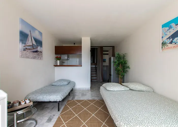 Spacieux Studio Cabine-Parking Gratuit-Clim-Proche Centre & Mer-Vue Port Lgm
