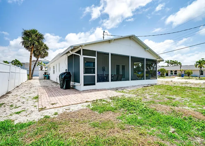 1 Block To Shore: Fort Myers Beach Retreat
