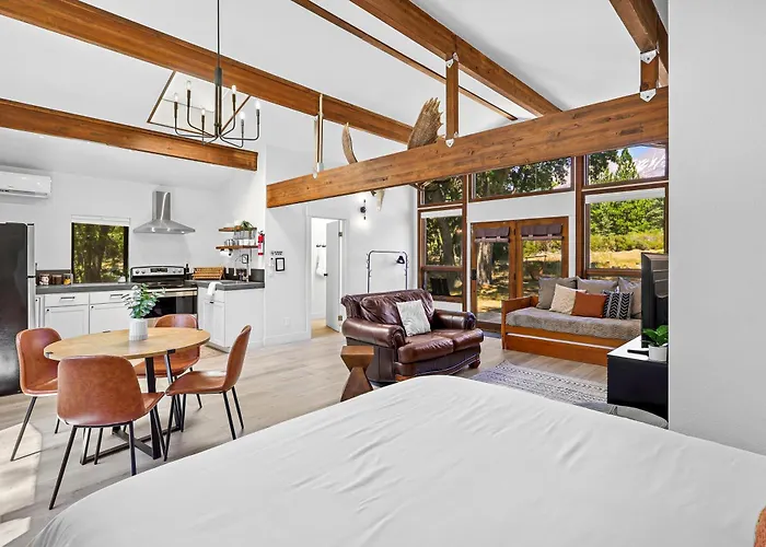 Basecamp Lodge