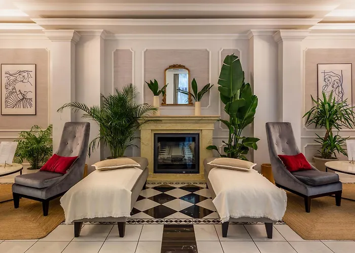 Queen'S Court Hotel & Residence