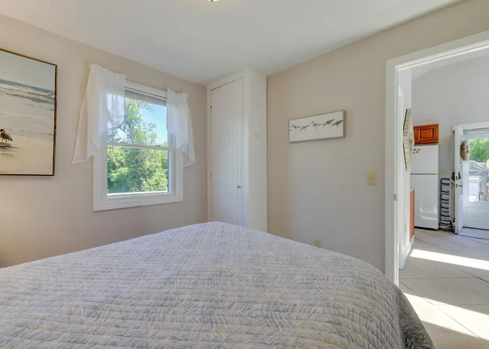 Close To Beach & P-Town! Cottage W/ Bay Views