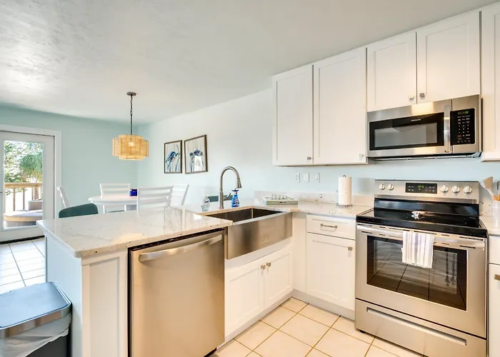 Cedar Key Condo W/ Balcony & Gulf Views!