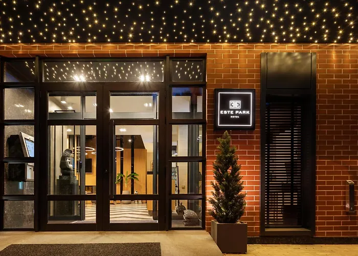 Este Park Hotel: Urban Chic Luxury with Parking Near Shopping Mall