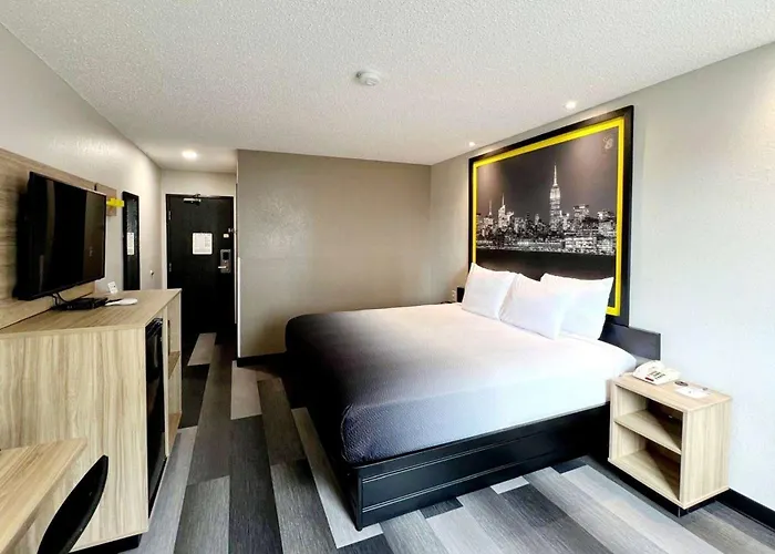 Super 8 By Wyndham Cedar Rapids