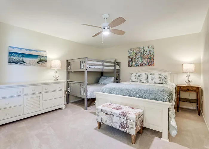 Key Retreat: Bay Views & Private Beach Access