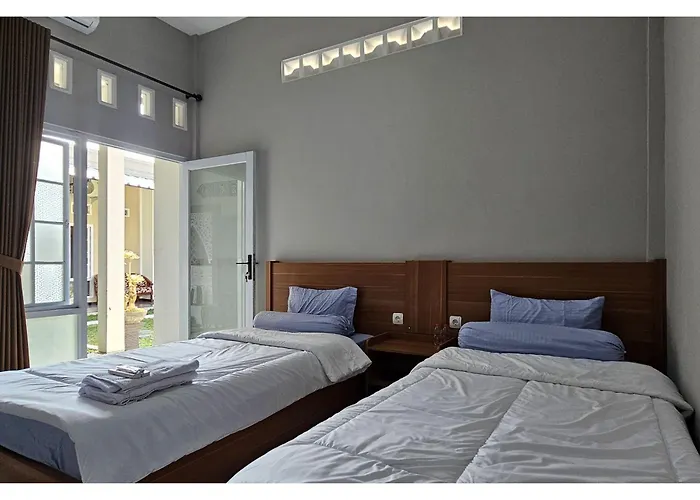 Guest House Saqeena Syariah Near Blitar Park Redpartner