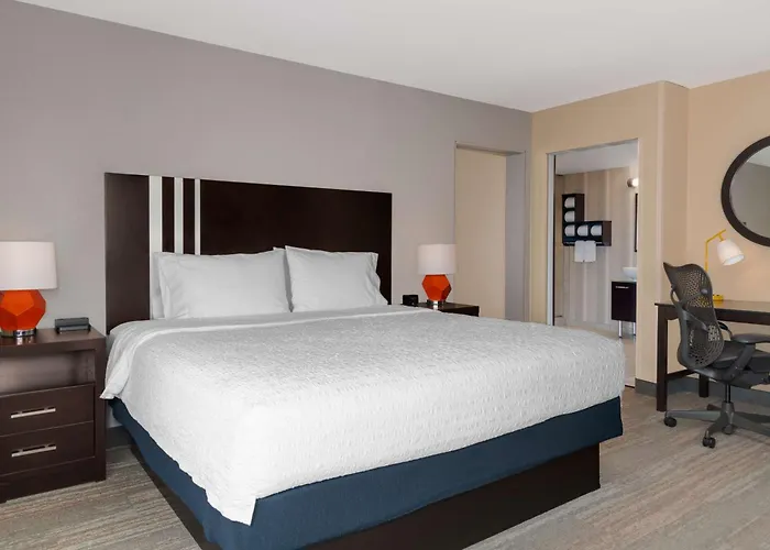 Hampton Inn & Suites Madison Downtown