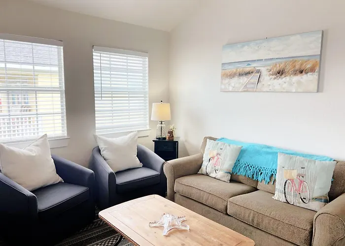 Blue Haven - Cozy, Cute, Just A Skip To The Shore!