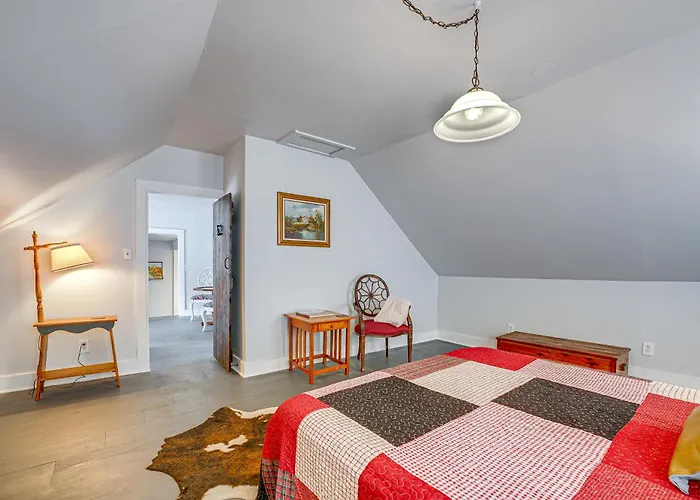 Spacious Vintage Gem W/ Sunroom In Manistee!
