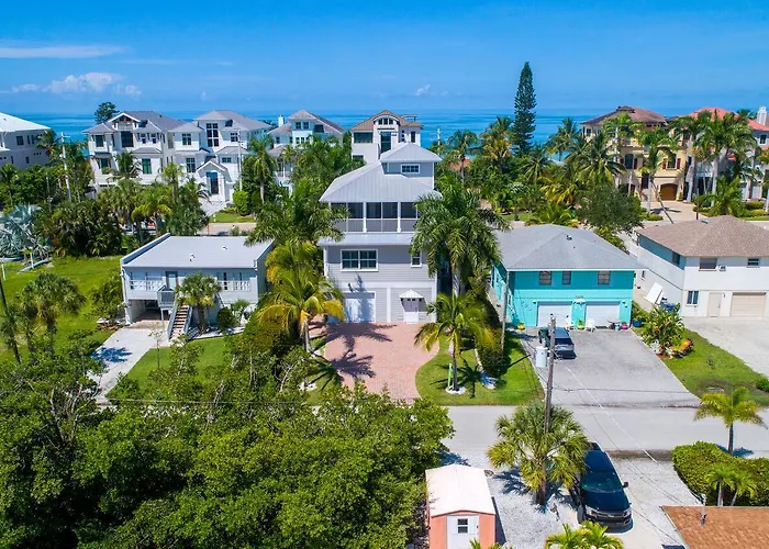 Skyfall South, 4 Bedroom Beach Vacation Pool Home, Sleeps 8