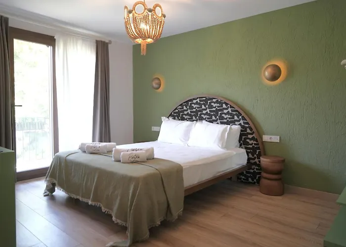 Pietra Social House