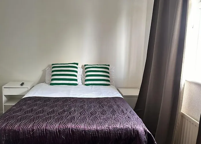 Guest House In Rose Meare Gardens