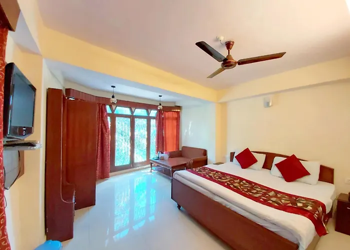Goroomgo Gp Lake View Mall Road Nainital - Prime Location & Luxury Room - Excellent Customer Service Awarded