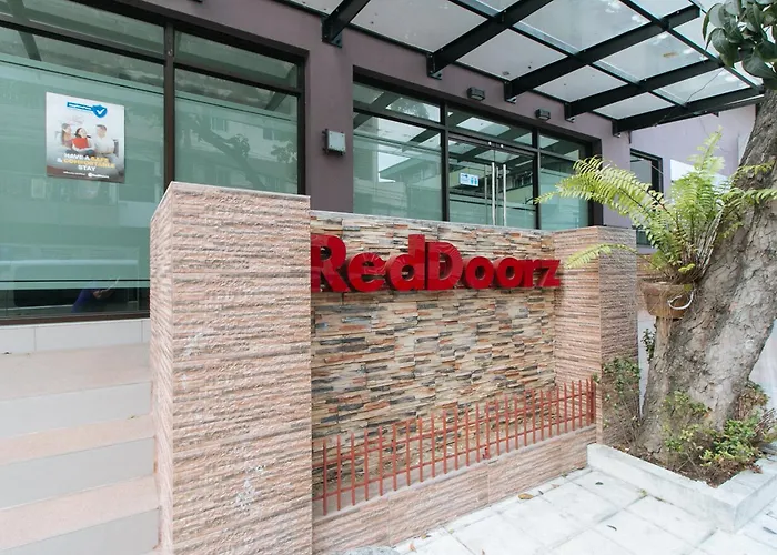 Reddoorz Plus At Evangelista Street Makati