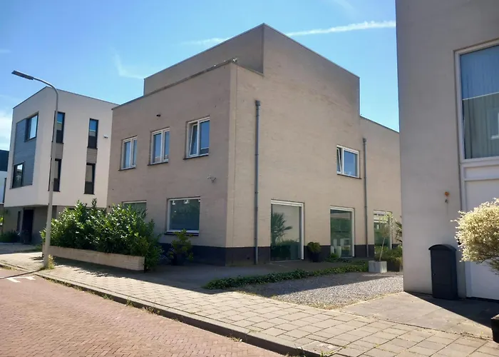 Private Rooms, Free Parking, Luxury City Villa Close To The Center
