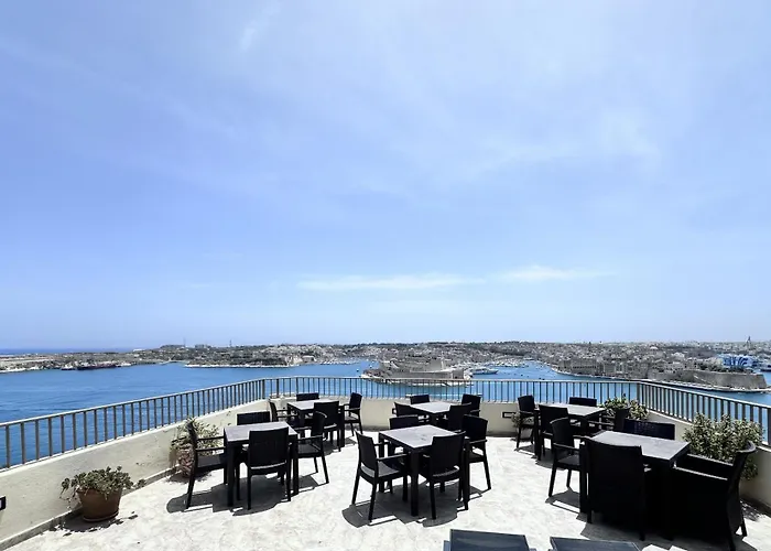 Grand Harbour Hotel