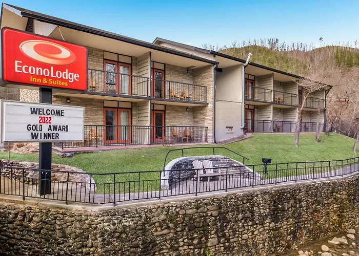 Econo Lodge Inn & Suites On The River