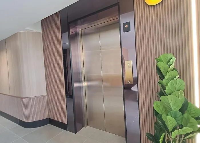 Urban Inn, Myra Meranti